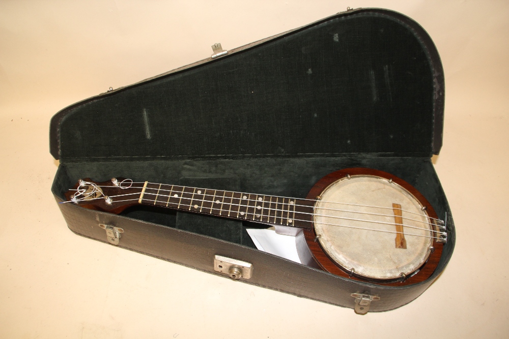 A CASED VINTAGE KEECH BANJOLELE BANJO