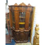 AN ITALIAN STYLE SHAPED DISPLAY CABINET, H-210 W-118 CM TOGETHER WITH A LOW CORNER UNIT AND A