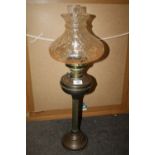 A VINTAGE COPPER COLUMN OIL LAMP WITH GLASS SHADE, OVERALL H 71 CM