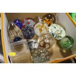 A COLLECTION OF STUDIO GLASS PAPERWEIGHTS TO INCLUDE CAITHNESS AND SELKIRK EXAMPLES