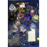 A COLLECTION OF STUDIO GLASS PAPERWEIGHTS TO INCLUDE CAITHNESS AND BARLEYLANDS EXAMPLES