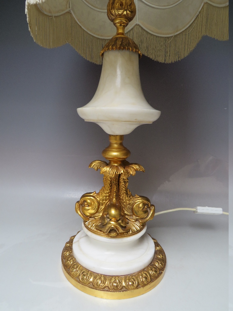 A MID 20TH CENTURY CONTINENTAL GILT BRASS AND RECONSTITUTED MARBLE TABLE LAMP, central column - Image 7 of 7