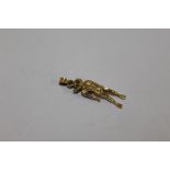 A 14K GOLD DIVER SHAPED PENDANT APPROX WEIGHT - 2.5G