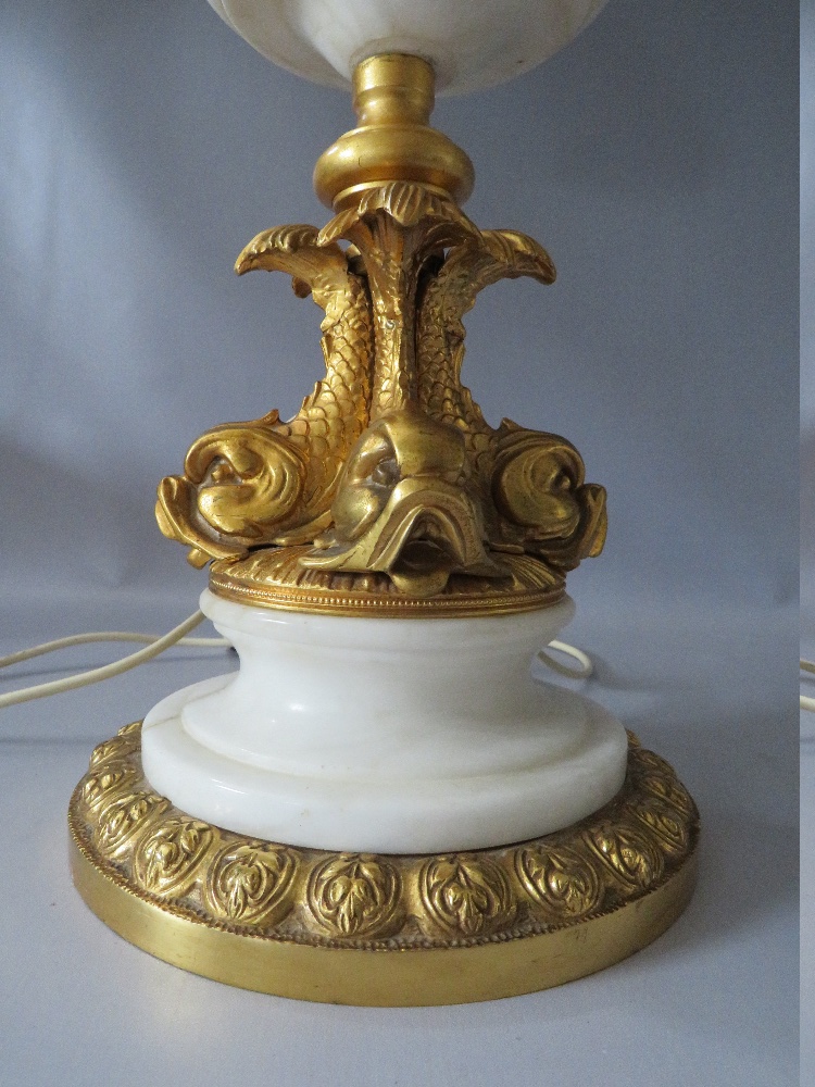 A MID 20TH CENTURY CONTINENTAL GILT BRASS AND RECONSTITUTED MARBLE TABLE LAMP, central column - Image 6 of 7