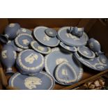 A TRAY OF BLUE WEDGWOOD JASPERWARE TO INCLUDE CABINET PLATES AND PIN DISHES