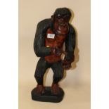 A MODERN CARVED WOODEN FIGURE OF KING KONG, H 50 CM