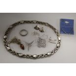 A BAG OF STERLING SILVER JEWELLERY TO INCLUDE A MOTHER OF PEARL NECKLACE