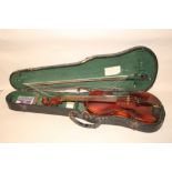 A CASED VINTAGE VIOLIN WITH TWO PIECE BACK, AND BOW, A/F, VIOLIN LENGTH 59 CM