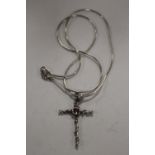 A STERLING SILVER GEMSET CROSS PENDANT ON SILVER CHAIN APPROX WEIGHT - 10G