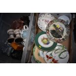 A TRAY OF COLLECTORS PLATES TO INCLUDE MINTON AND ROYAL DOULTON EXAMPLES TOGETHER WITH A BOX OF