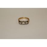 A HALLMARKED 9 CARAT GOLD THREE STONE ILLUSION SET DIAMOND RING APPROX WEIGHT - 2.9G