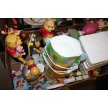 A TRAY OF WINNIE THE POOH RELATED COLLECTABLES TO INCLUDE A LAMP, FIGURES ETC.