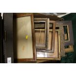 A TRAY OF VINTAGE GILT AND OTHER PICTURE FRAMES (9)