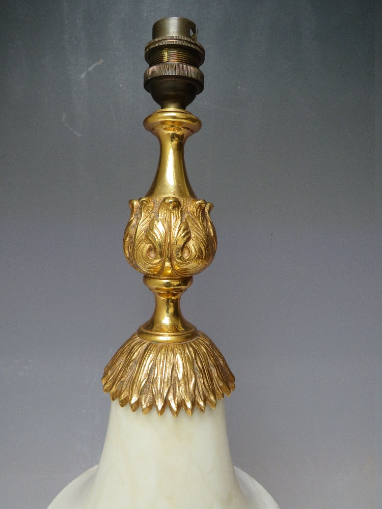 A MID 20TH CENTURY CONTINENTAL GILT BRASS AND RECONSTITUTED MARBLE TABLE LAMP, central column - Image 5 of 7