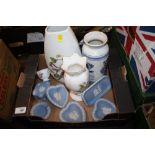 A SMALL TRAY OF CERAMICS TO INCLUDE A PORTMEIRION VASE, WEDGWOOD JASPERWARE ETC.