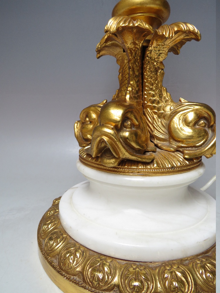 A MID 20TH CENTURY CONTINENTAL GILT BRASS AND RECONSTITUTED MARBLE TABLE LAMP, central column - Image 3 of 7