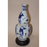 A CHINESE/ ORIENTAL BLUE AND WHITE CERAMIC DOUBLE GOURD VASE DECORATED WITH FIGURES HAVING FOUR