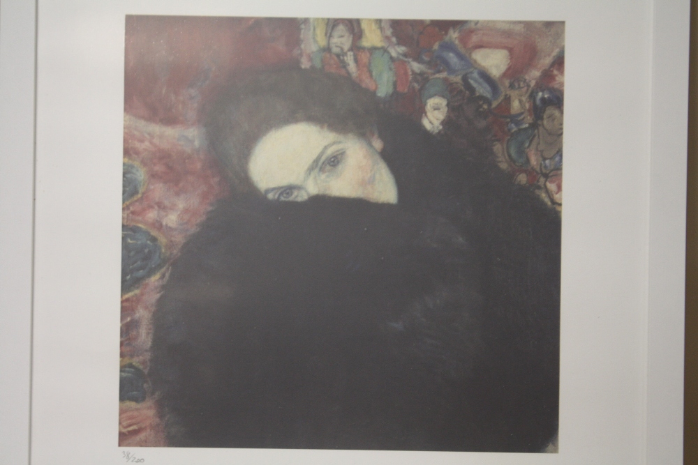 A FRAMED AND GLAZED LIMITED EDITION GUSTAV KLIMT PRINT OF A WOMAN WRAPPED IN A BLANKET 38/200 WITH