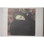 A FRAMED AND GLAZED LIMITED EDITION GUSTAV KLIMT PRINT OF A WOMAN WRAPPED IN A BLANKET 38/200 WITH