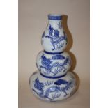 AN ORIENTAL STYLE BLUE AND WHITE STYLE TRIPLE GOURD VASE DECORATED WITH DRAGONS H 31 CM