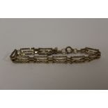 A LADIES 9 CARAT GOLD GATE BRACELET APPROX WEIGHT - 4.6G