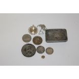 AN ANTIQUE EASTERN STYLE WHITE METAL SNUFF BOX CONTAINING VINTAGE COINS, MARINERS SOCIETY MEDAL,