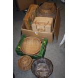 A COLLECTION OF WICKER WARE TO INCLUDE A SNAKE CHARMERS STYLE BASKET, PICNIC HAMPER BASKETS ETC.