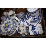 A TRAY OF BLUE AND WHITE CHINA TO INCLUDE RINGTONS