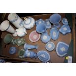 A TRAY OF ASSORTED WEDGWOOD JASPERWARE AND QUEENSWARE TO INCLUDE A PINK PIN DISH