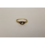 A HALLMARKED 18 CARAT GOLD DIAMOND SOLITAIRE RING APPROX WEIGHT - 2.7G