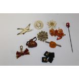 A COLLECTION OF VINTAGE BROOCHES ETC. TO INCLUDE AMBER STYLE EXAMPLES