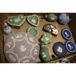 A TRAY OF WEDGWOOD JASPERWARE OF ASSORTED COLOURWAYS TO INCLUDE A LILAC CABINET PLATE,