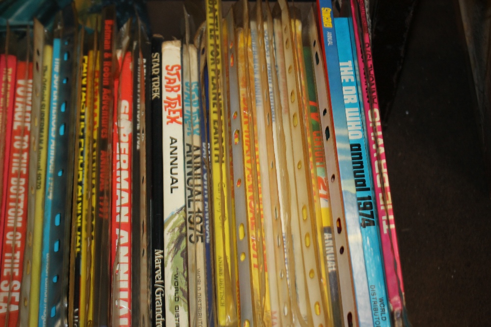 A QUANTITY OF COMIC AND SCI-FI ANNUALS to include 'THE DALEK OUTER SPACE BOOK 1966 together with - Image 3 of 6