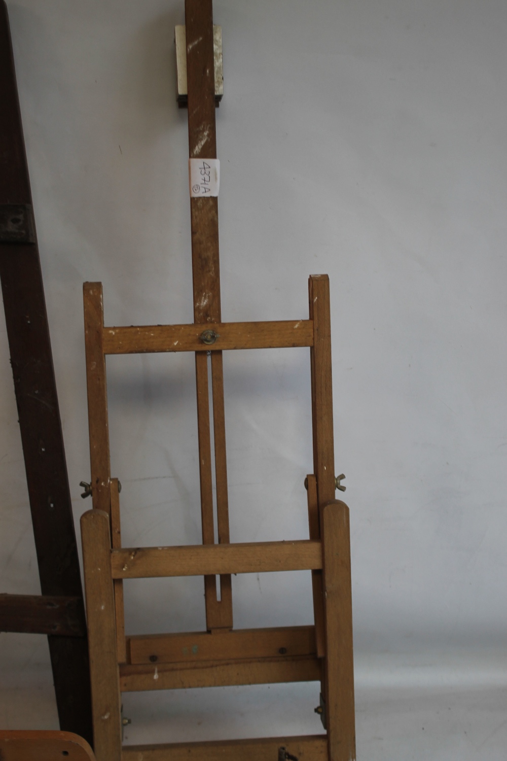 A SMALL ADJUSTABLE WOODEN ARTIST'S EASEL, H 85 cm, together with another slightly larger easel and a - Image 4 of 4