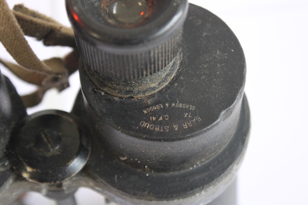 A PAIR OF BARR AND STRAND CF41 MILITARY BINOCULARS WITH YELLOW CROWS FOOT MARKS - Image 4 of 5