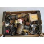 A TRAY OF ASSORTED VINTAGE PHOTOGRAPHIC LENSES, ACCESSORIES ETC.