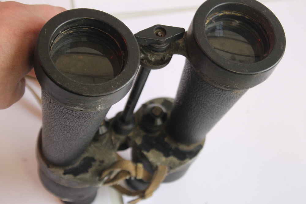A PAIR OF BARR AND STRAND CF41 MILITARY BINOCULARS WITH YELLOW CROWS FOOT MARKS - Image 5 of 5