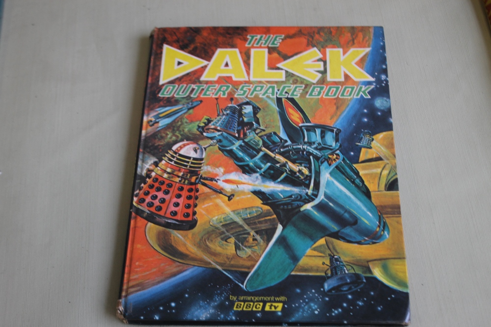 A QUANTITY OF COMIC AND SCI-FI ANNUALS to include 'THE DALEK OUTER SPACE BOOK 1966 together with - Image 4 of 6