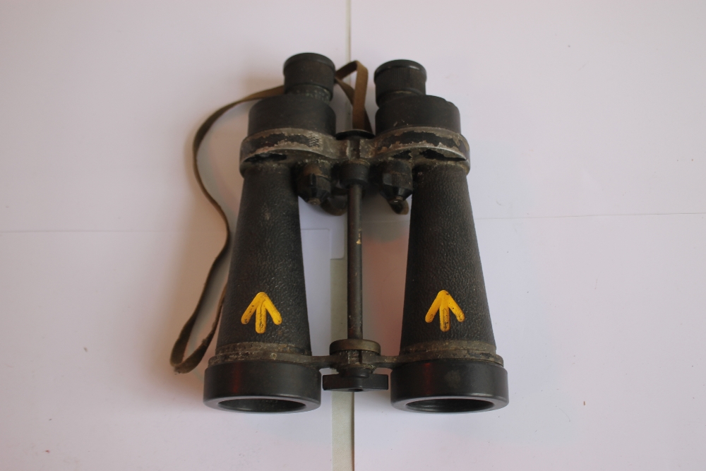 A PAIR OF BARR AND STRAND CF41 MILITARY BINOCULARS WITH YELLOW CROWS FOOT MARKS