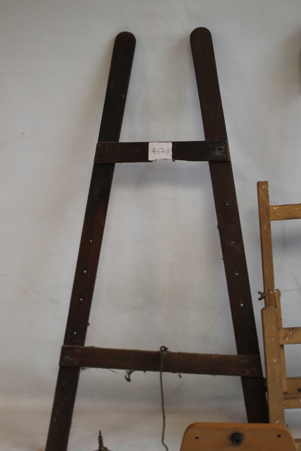 A SMALL ADJUSTABLE WOODEN ARTIST'S EASEL, H 85 cm, together with another slightly larger easel and a - Image 3 of 4