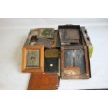 A TRAY OF ASSORTED VINTAGE PHOTOGRAPHIC PLATE HOLDERS AND PLATES, assorted sizes