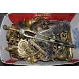 A BOX OF BRASSWARE TO INCLUDE FIRE IRONS, HORSE BRASSES ETC.