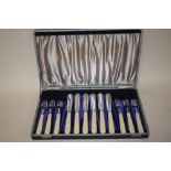 A CASED HALLMARKED SILVER TWELVE PIECE CUTLERY SET