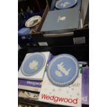 A LARGE QUANTITY OF WEDGWOOD COLLECTOR'S PLATES TO INCLUDE JASPERWARE EXAMPLES (5 BOXES)