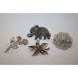 FOUR VINTAGE SILVER BROOCHES TO INCLUDE A MARCASITE SET ELEPHANT ETC - APPROX 30G