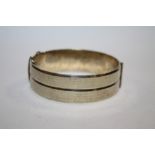 A VINTAGE LONDON HALLMARKED ART DECO STYLE BANGLE - APPROX 40G