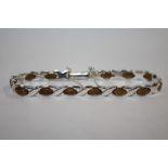 A VINTAGE HALLMARKED SILVER 'X' DESIGN BRACELET - APPROX 23G