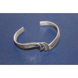 A VINTAGE SILVER RETRO DESIGN BANGLE - APPROX 24G