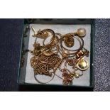 A COLLECTION OF 9 CT GOLD AND YELLOW METAL JEWELLERY ETC.