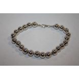 A VINTAGE HALLMARKED SILVER BALL EFFECT DESIGN BRACELET - APPROX 23G